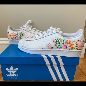 White Superstars With Flowers ⚡️MAKE OFFERS!⚡️